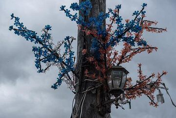 Colorful decoration of a street light. (Photo: Tom Pfeiffer)