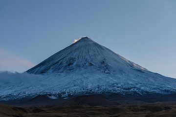 Abendansicht des majestätischen Kljutschewskoi-Vulkans: Er erhebt sich fast auf Meereshöhe auf über 4800 m und ist der größte freistehende Stratovulkan der Welt und einer der aktivsten. (Photo: Tom Pfeiffer)