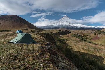 Some put their tents on the ridge formed by an old, large eruptive fissure. (Photo: Tom Pfeiffer)
