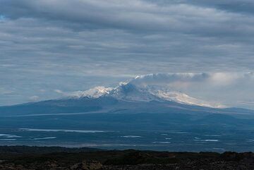 Vue arrière vers le volcan Sheveluch émettant un panache de vapeur. (Photo: Tom Pfeiffer)