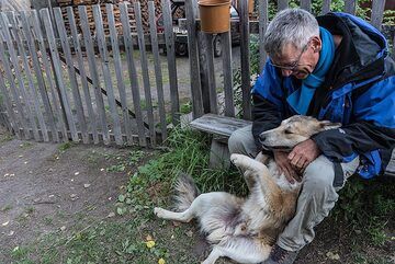 Back to our comfortable guesthouse in  Kozyrevsk village. Karl finds a new friend. (Photo: Tom Pfeiffer)