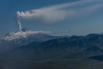 17 Sep: helicopter excursion to Uzon caldera and Valley of Geysers. On our way, we pass erupting Zhupanovsky volcano which had a phreatic explosive eruption an hour earlier, perhaps triggered by this morning's magnitude 5 earthquake nearby. (Photo: Tom Pfeiffer)