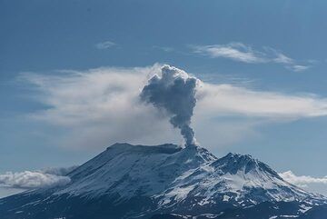 View back to Zhupanovsky volcano from the north. (Photo: Tom Pfeiffer)
