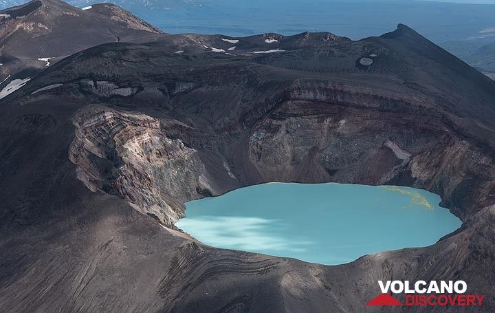 A turquoise acid crater lake occupies the summit crater of Maly Semiachik. It is one of the most acid in the world. (Photo: Tom Pfeiffer)