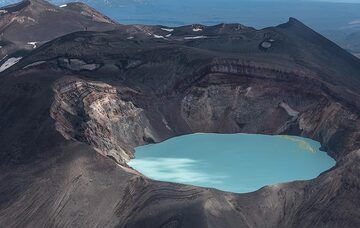 A turquoise acid crater lake occupies the summit crater of Maly Semiachik. It is one of the most acid in the world. (Photo: Tom Pfeiffer)