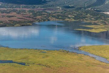 The flat floor of the caldera contains lakes and tundra. (Photo: Tom Pfeiffer)
