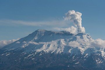 Auf dem Rückweg passieren wir erneut den Vulkan Schupanowski, der nur noch eine dichte Dampfwolke ausstößt. (Photo: Tom Pfeiffer)