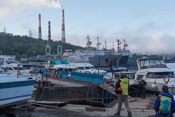 Our last excursion is a motor boat tour around the bay. (Photo: Tom Pfeiffer)