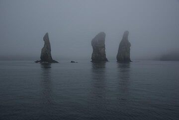 The "3 brothers", eroded sea pillars near the exit of the bay to the open Pacific. (Photo: Tom Pfeiffer)