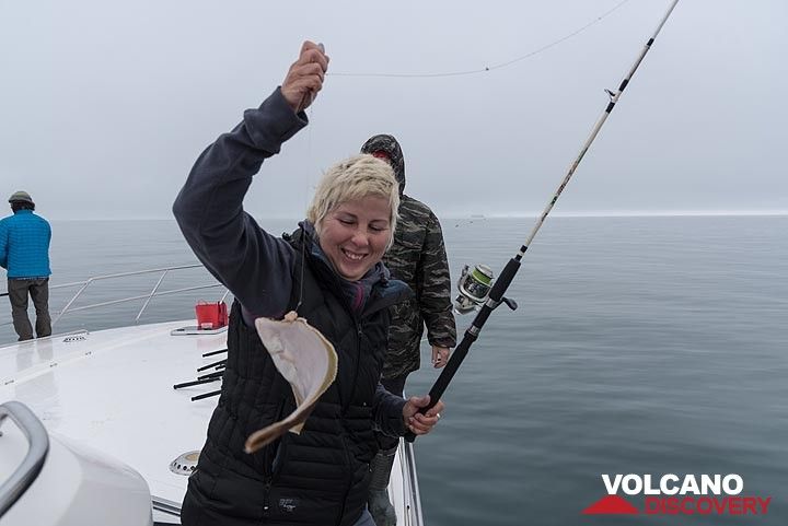 Der Ausflug macht viel Spaß, während wir unsere Angelfähigkeiten testen. Britta fängt ihr Mittagessen schon schnell. (Photo: Tom Pfeiffer)