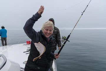 The excursion is lot of fun as we try our fishing skills. Britta already catches her lunch quickly. (Photo: Tom Pfeiffer)