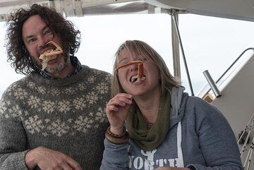 Et bien sûr (mais uniquement à l’extérieur sur le pont), du crabe du Kamtchatka « à volonté ». Livie est très heureuse ! (Photo: Tom Pfeiffer)