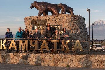 ... die Vulkane! Gruppenfoto am Denkmal „Russland beginnt hier“. (Photo: Tom Pfeiffer)
