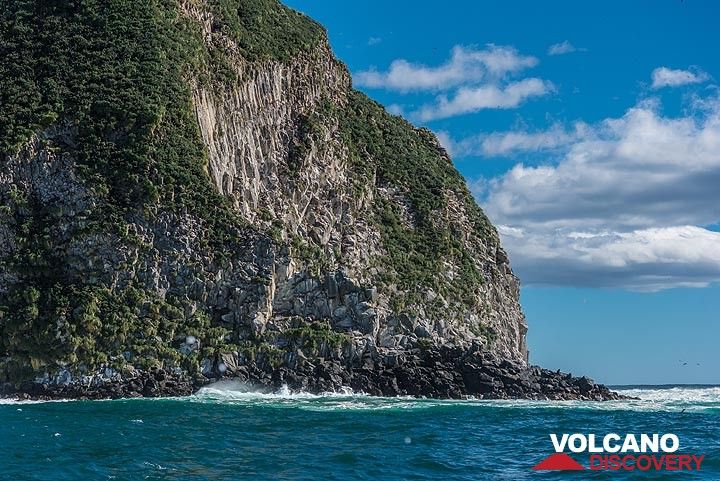 Lava rocks form the cliffs surrounding Avacha Bay (Photo: Tom Pfeiffer)