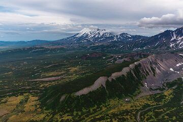 Zhupanovsky rises almost 3000 m from the plain. (Photo: Tom Pfeiffer)