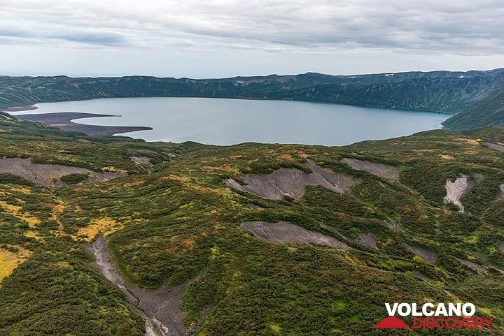 Shortly before arriving, we pass the caldera lake Karymskoe lake (also known as Akademia Nauk), a neighbor volcano that erupted violently about 30,000 years ago, leaving the now lake-filled 3x5 km wide caldera. (Photo: Tom Pfeiffer)