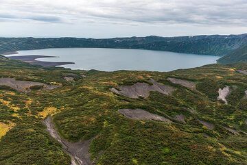 Kurz vor unserer Ankunft passieren wir den Caldera-See Karymskoe (auch bekannt als Akademia Nauk), einen Nachbarvulkan, der vor etwa 30.000 Jahren heftig ausbrach und die nun mit Seen gefüllte, 3x5 km große Caldera hinterließ. (Photo: Tom Pfeiffer)