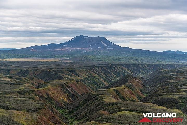 In the northern background, Mali Semiachik volcano with its flat top containing the famous acid lake can be seen. (Photo: Tom Pfeiffer)