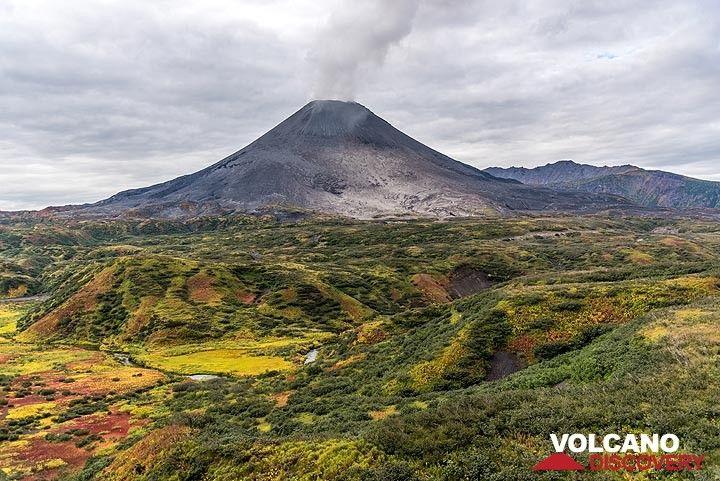 Wider-angle view of the active cone with the green tundra covering the eastern part of the caldera. (Photo: Tom Pfeiffer)