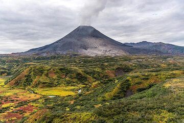 Wider-angle view of the active cone with the green tundra covering the eastern part of the caldera. (Photo: Tom Pfeiffer)