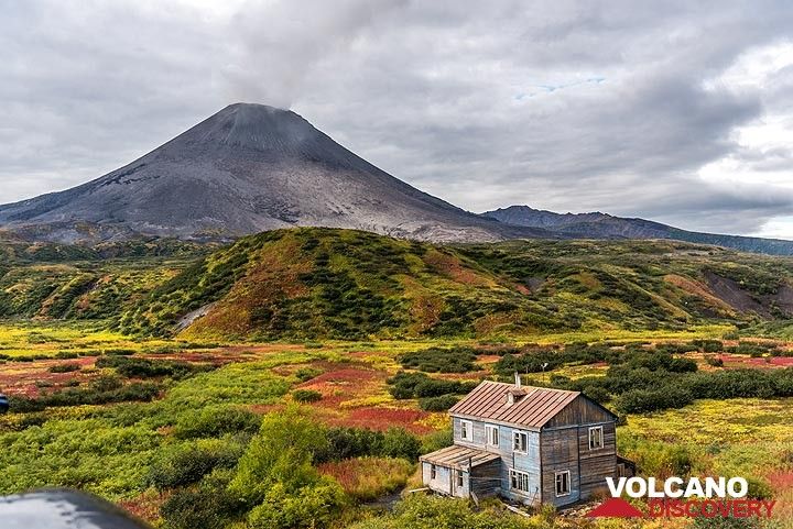 Karymsky-Vulkan und die Vulkanologenhütte, in der wir zusammen mit begleitenden Wissenschaftlern des Instituts für Vulkanologie der Akademie der Wissenschaften in den nächsten drei Tagen übernachten werden. (Photo: Tom Pfeiffer)