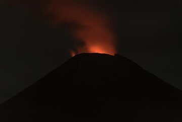 During the night 11-12 Sep, weak glow could still be seen from the cone, which had erupted a 4 km ash column 16 hours earlier. (Photo: Tom Pfeiffer)
