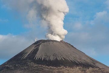 The barren, ash-covered slopes of the main cone. (Photo: Tom Pfeiffer)