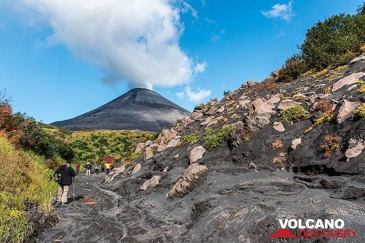 Very nice weather during an excursion to the feet of the volcano's summit cone. (Photo: Tom Pfeiffer)
