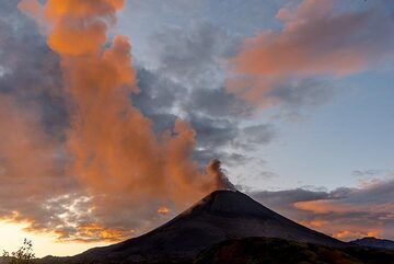 Le immagini sono state scattate dall'11 al 14 settembre, quando siamo stati nella stazione dei vulcanologi sul remoto vulcano Karymsky come parte della nostra spedizione sul vulcano Kamchatka . Il vulcano ha avuto una grande eruzione la  (Photo: Tom Pfeiffer)