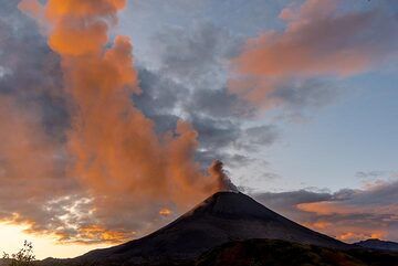 Les images ont été prises du 11 au 14 septembre lorsque nous avons séjourné dans la station des volcanologues du volcan Karymsky, dans le cadre de notre expédition sur le volcan Kamchatka . Le volcan a eu une grande éruption le matin avant notre arrivée, puis est resté plus ou moins calme pendant notre séjour, avec seulement d'intenses vapeurs et quelques émissions mineures de cendres. La lueur du cratère et des bombes encore chaudes visibles sur une caméra infrarouge ont été observées au cours de la première nuit.
Voir aussi : La vidéo de Jiri des éruptions de cendres du 12 septembre (Photo: Tom Pfeiffer)