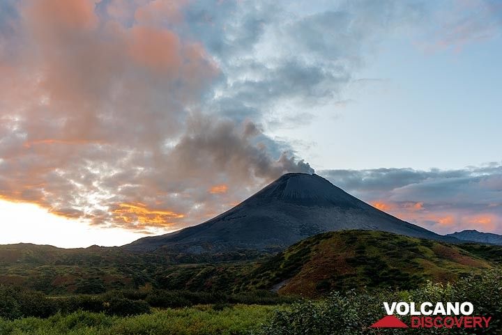 Sunset mood at Karymsky volcano. (Photo: Tom Pfeiffer)