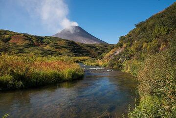 Kleiner Fluss und Karymsky-Vulkan im Hintergrund. (Photo: Tom Pfeiffer)