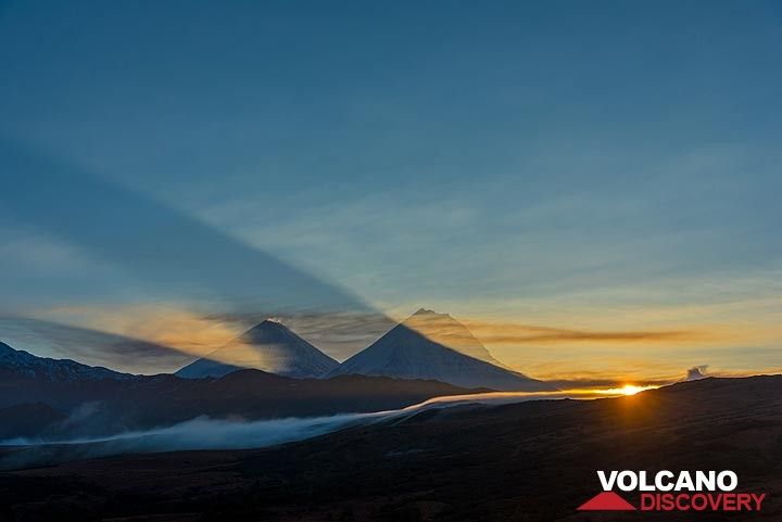 Sunrays and shadows with the cones of Klyuchevskoy and Kamen volcanoes from the hill near the Stolik hut. (Photo: Tom Pfeiffer)