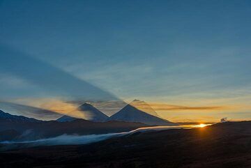 Sonnenstrahlen und Schatten mit den Kegeln der Vulkane Klyuchevskoy und Kamen vom Hügel in der Nähe der Stolik-Hütte. (Photo: Tom Pfeiffer)