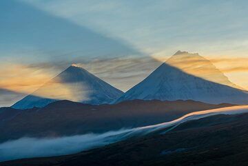 Ombres projetées par les volcans Klyuchevskoy et Kamen. (Photo: Tom Pfeiffer)