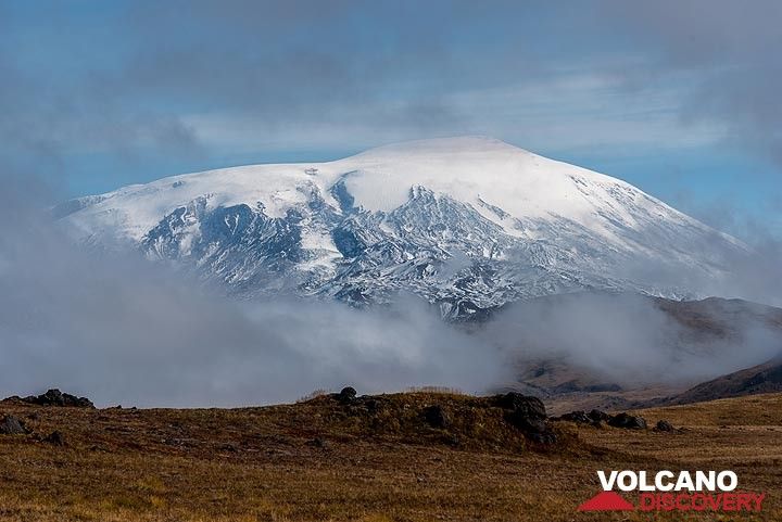 Ushkovsky volcano seen behind the fog. (Photo: Tom Pfeiffer)