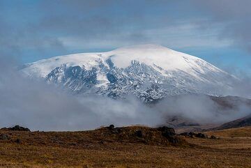 Volcan Ouchkovski vu derrière le brouillard. (Photo: Tom Pfeiffer)