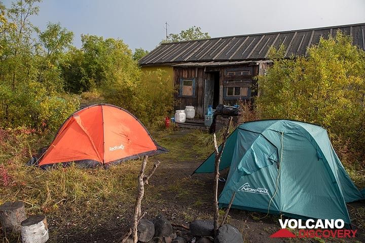 Camp and Apochonchik hut (east side of Klyuchevskoy) (Photo: Tom Pfeiffer)