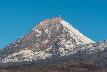 View of Kamen volcano with the eroded southeastern flank. (Photo: Tom Pfeiffer)