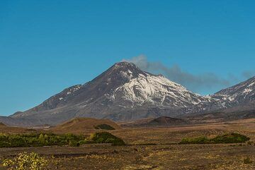 Volcan Bezymianny actif avec sa caldeira sommitale et son dôme de lave fumant. (Photo: Tom Pfeiffer)