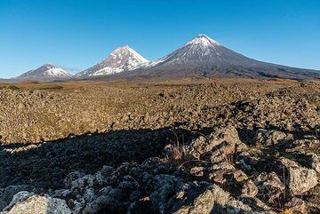 Vista de los volcanes Bezymianny (l), Kamen (m) y Kluychevskoy (r) desde el este. (Photo: Tom Pfeiffer)