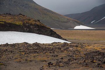 Paysage aride gris et brun au pied du volcan Gorely dans la brume (Photo: Tom Pfeiffer)