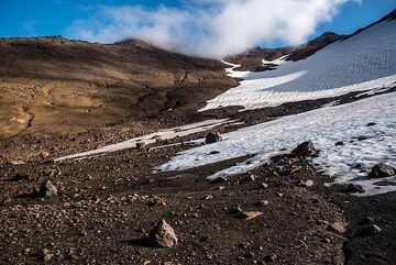 Tongues of old snow/ice fields cover much of the slopes of the valley. (Photo: Tom Pfeiffer)