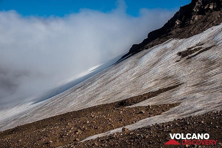 As we slowly climb, fog accumulates below (but remains there, leaving us a perfect day in sunshine in the crater). (Photo: Tom Pfeiffer)