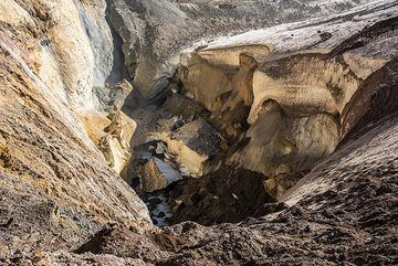 Walls of the glacier that occupies the valley leading into the main crater of Mutnovsky. (Photo: Tom Pfeiffer)