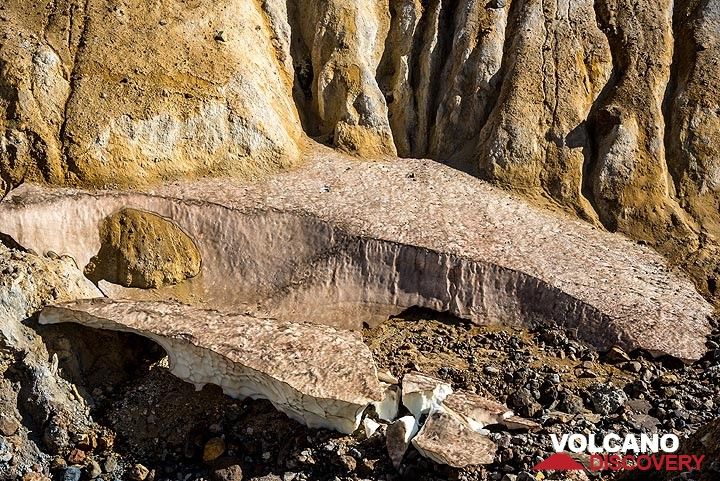 Parts of the glacier and debris covering it. (Photo: Tom Pfeiffer)