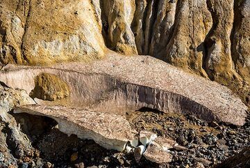 Parts of the glacier and debris covering it. (Photo: Tom Pfeiffer)