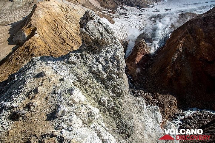 Bizarre formations of mud, rocks and ice (Photo: Tom Pfeiffer)