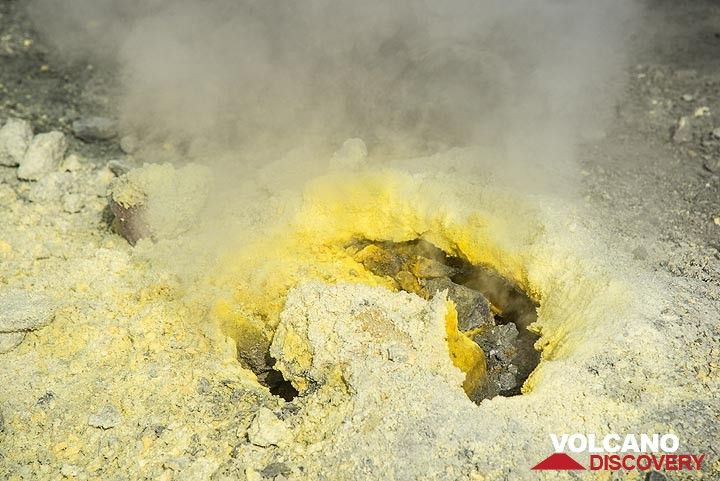 Sulphur deposits around a fumarole in the crater. (Photo: Tom Pfeiffer)