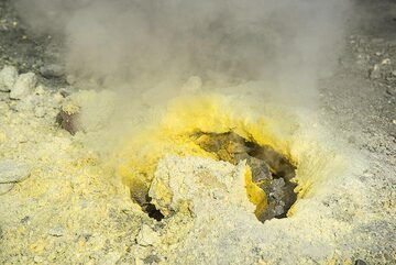 Schwefelablagerungen rund um eine Fumarole im Krater. (Photo: Tom Pfeiffer)